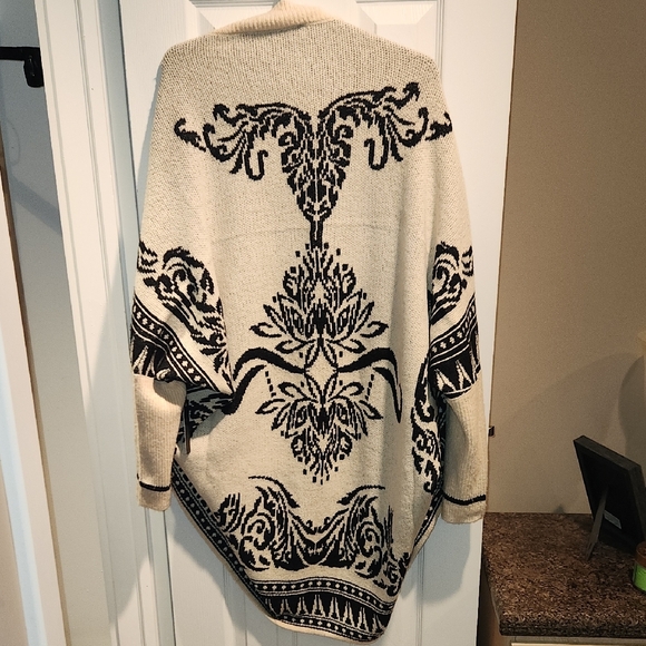 Elegant Beige and Black Patterned Cardigan - Picture 8 of 8